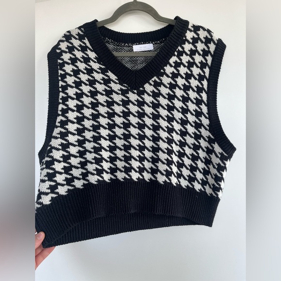 Black and White Oak & Fort Sweater Vest - Picture 3 of 8